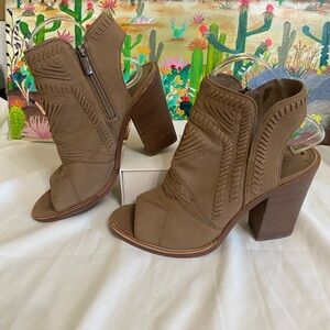 Vince Camuto Karnita Suede PeepToe booties,Side Zipper, Camel Brown Women Size 8